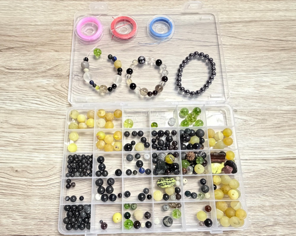 アクセサリーづくりの作業